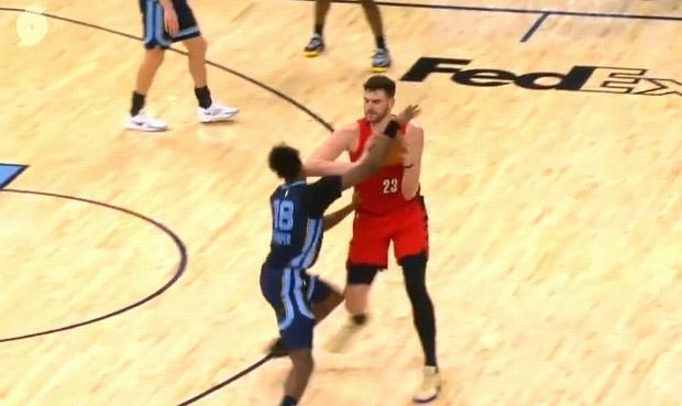 开云平台-危险动作，克林根肘翻普罗斯珀，直接2级恶意被驱逐出场