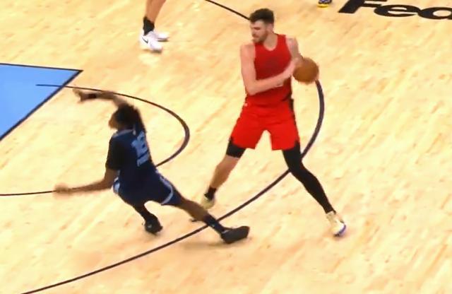 开云平台-危险动作，克林根肘翻普罗斯珀，直接2级恶意被驱逐出场